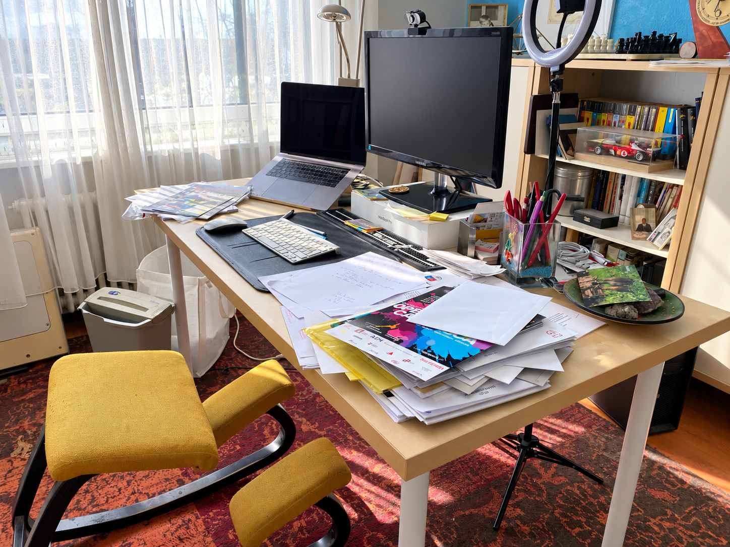 Una scrivania in disordine