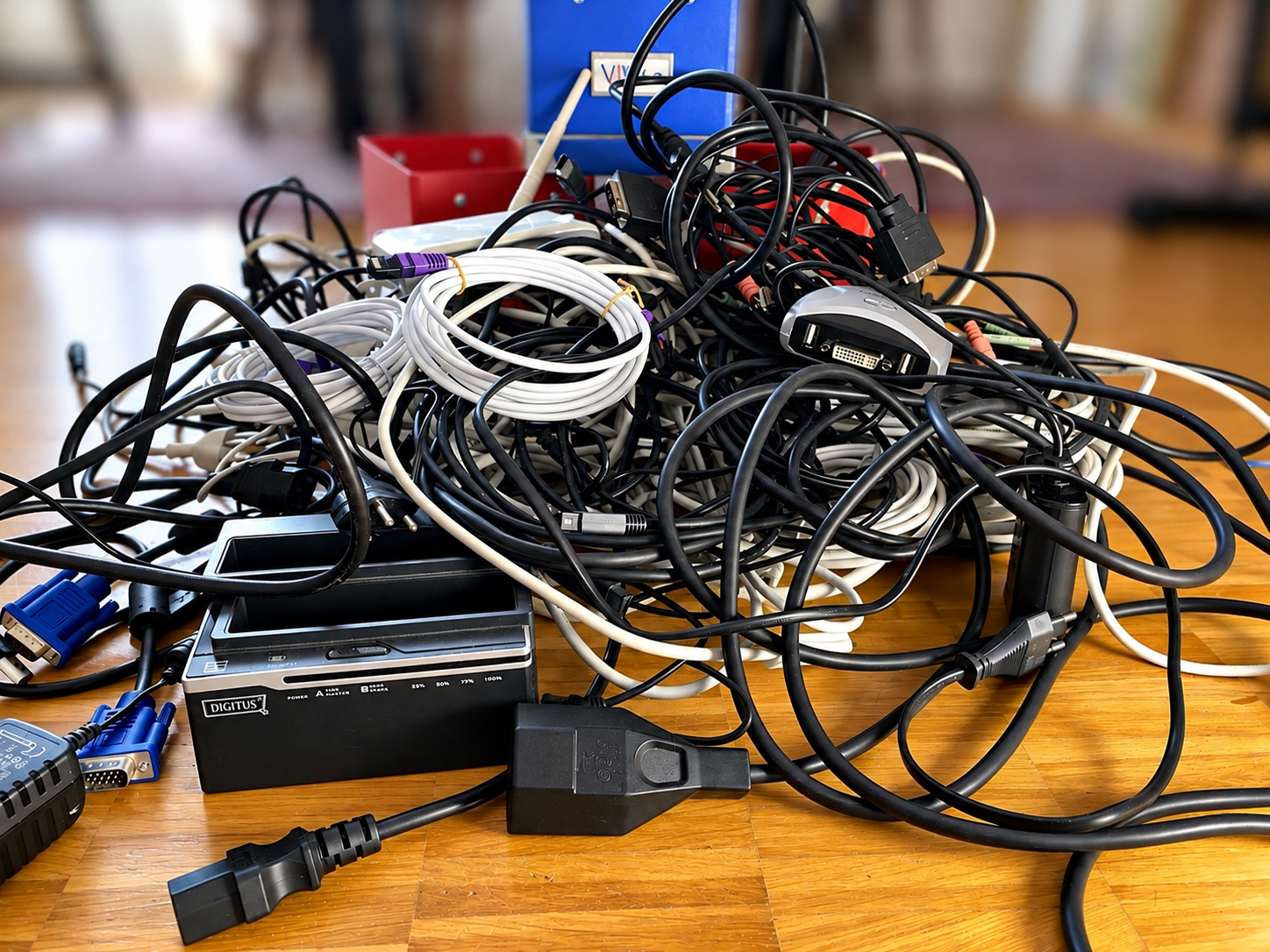 Un Matassa di fili e cavi legati alla tecnologia